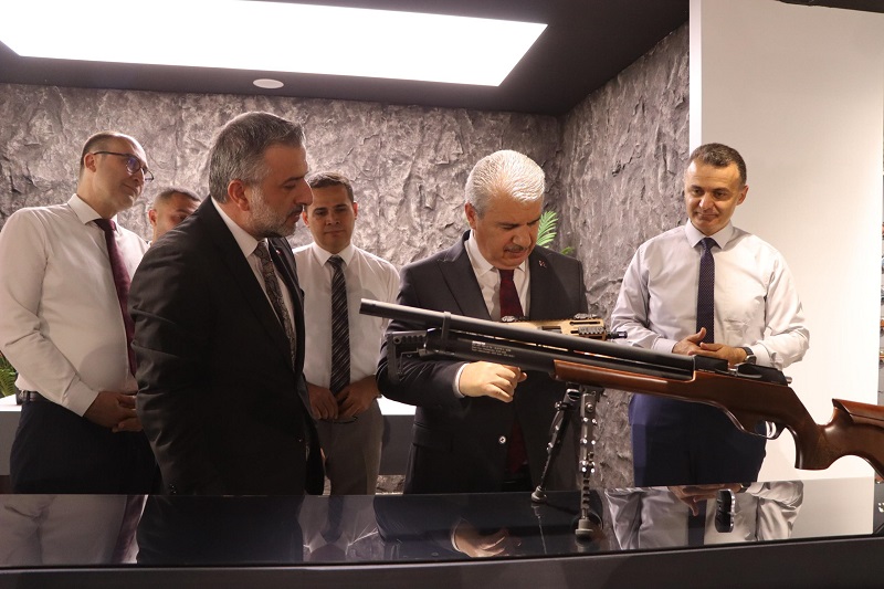 Valimiz Sayın  İbrahim AKIN, İlçemizde Faaliyet Gösteren Silah Fabrikalarına Ziyarette Bulundu.